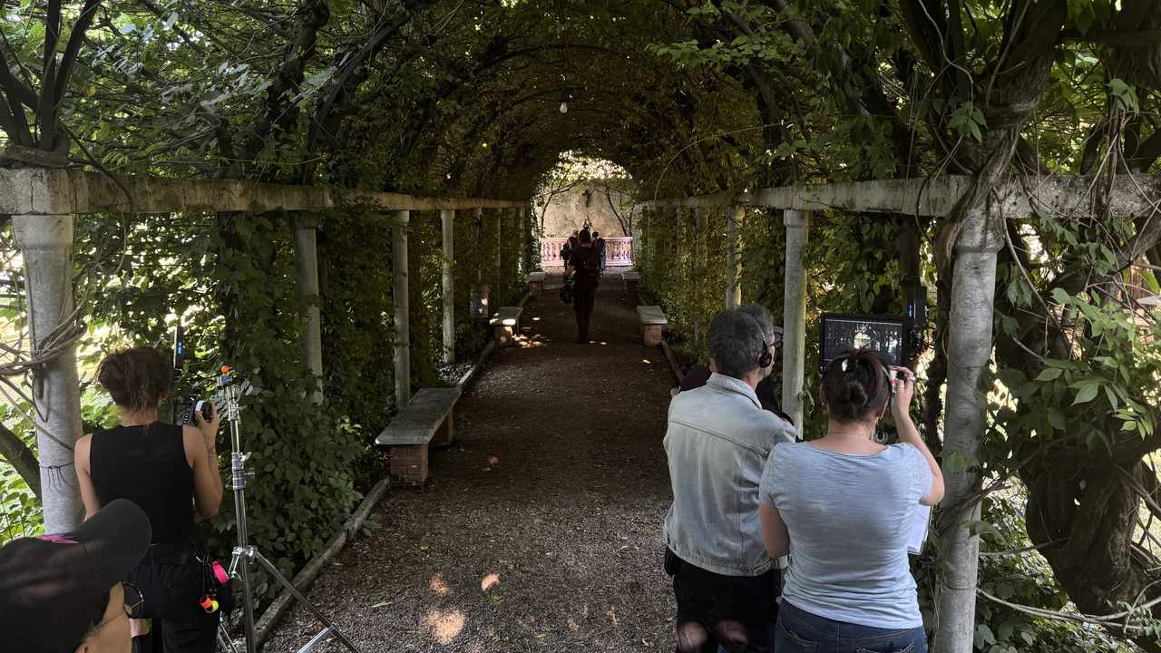 Crew pergola path