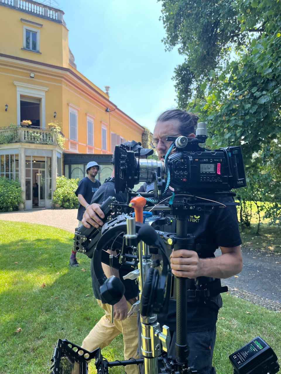 On the Steadicam, villa exterior outside Milan