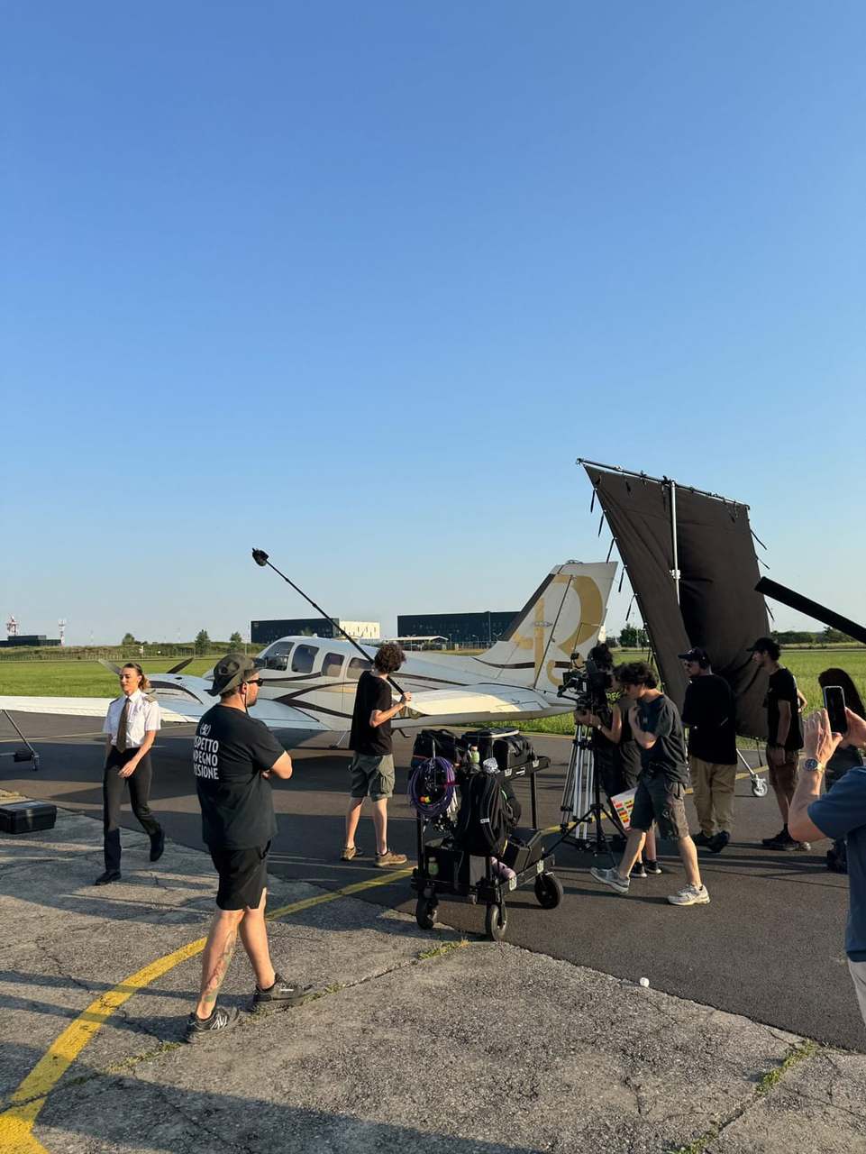 Crew tarmac plane wing